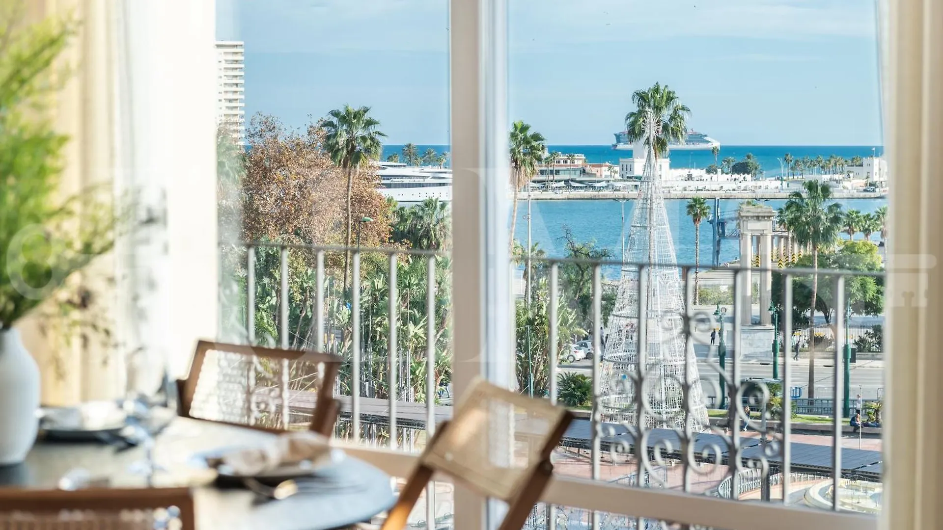 Elegant Coastal Charm With Unique Views By Rems Apartment Malaga