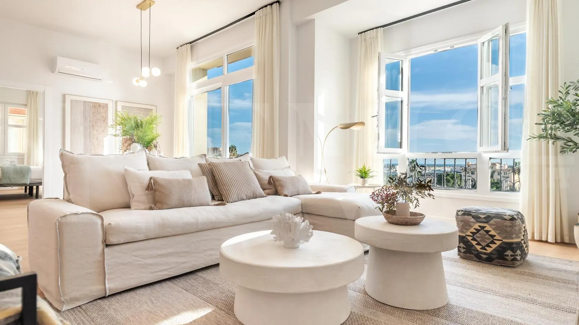 Elegant Coastal Charm With Unique Views By Rems Apartment Malaga