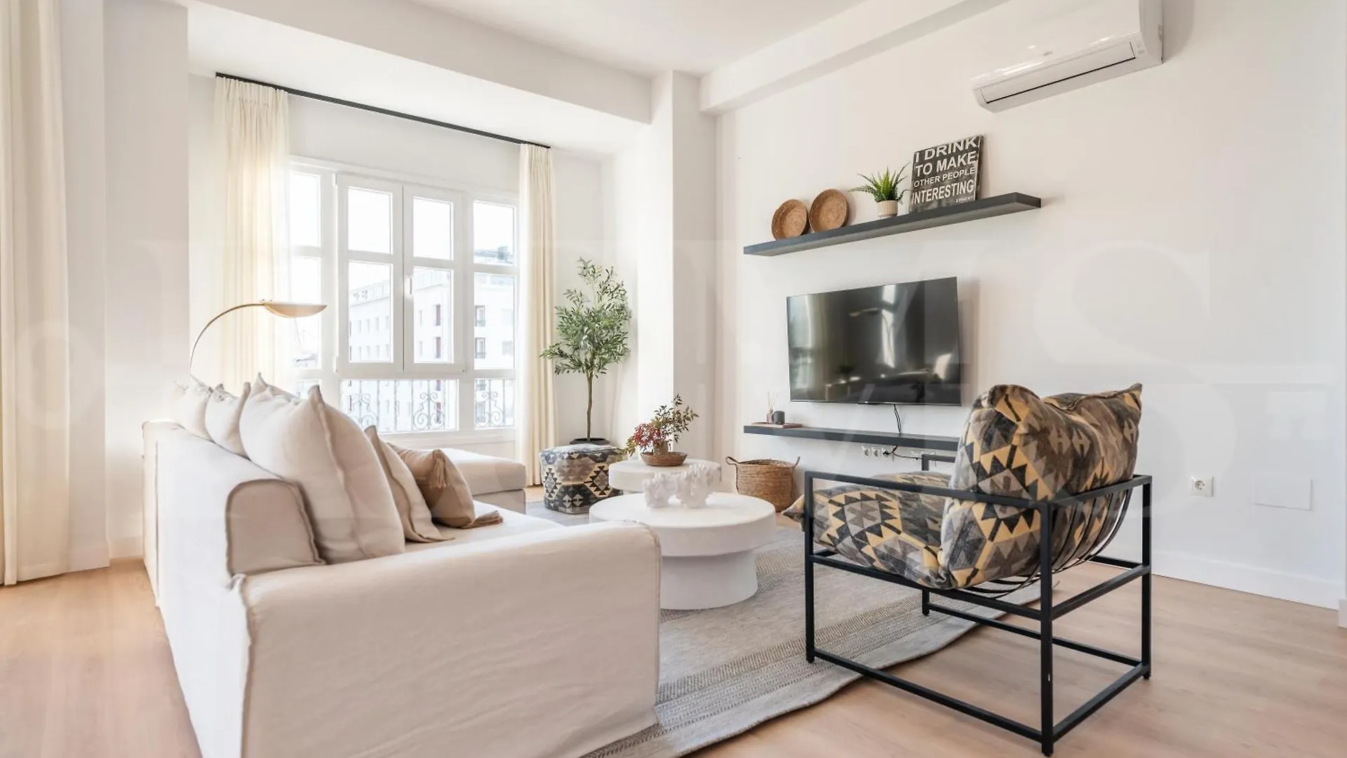 Elegant Coastal Charm With Unique Views By Rems Apartment Malaga