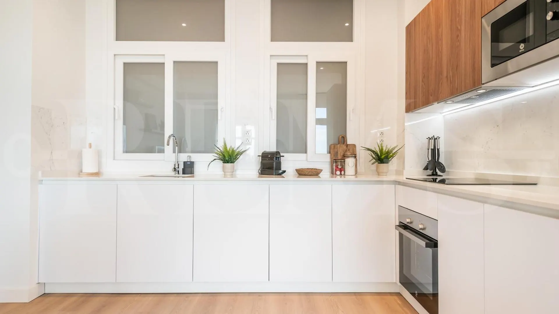 Elegant Coastal Charm With Unique Views By Rems Apartment Malaga