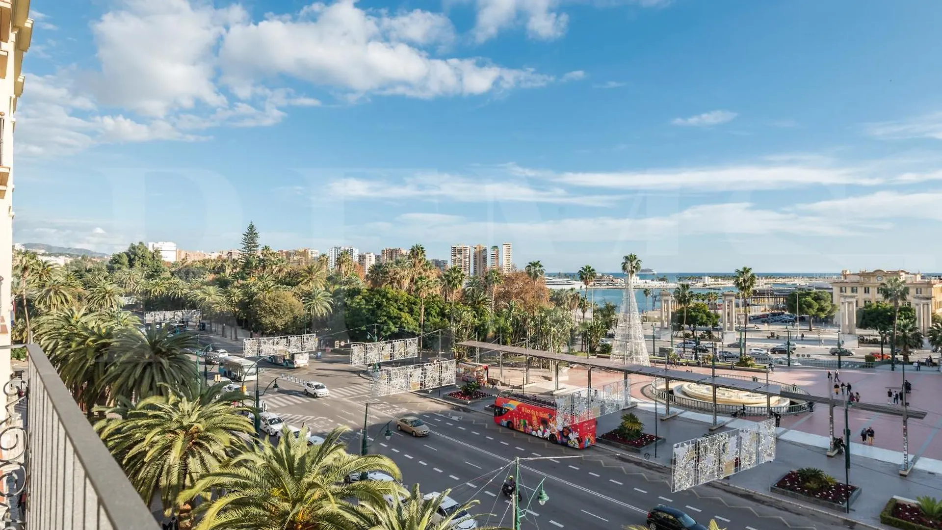 Elegant Coastal Charm With Unique Views By Rems Apartment Malaga