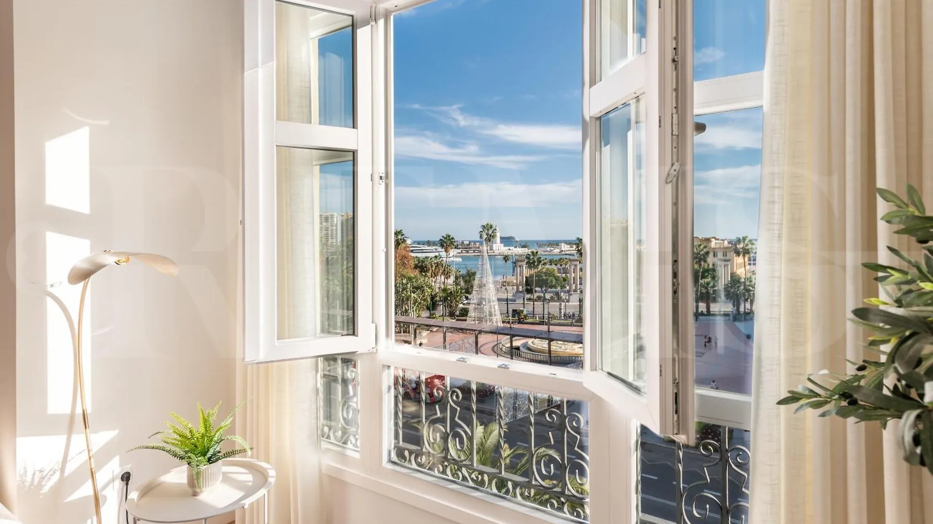 Elegant Coastal Charm With Unique Views By Rems Apartment Malaga 0*,