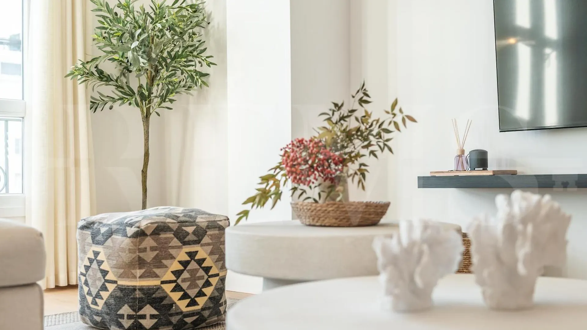 Elegant Coastal Charm With Unique Views By Rems Apartment Malaga