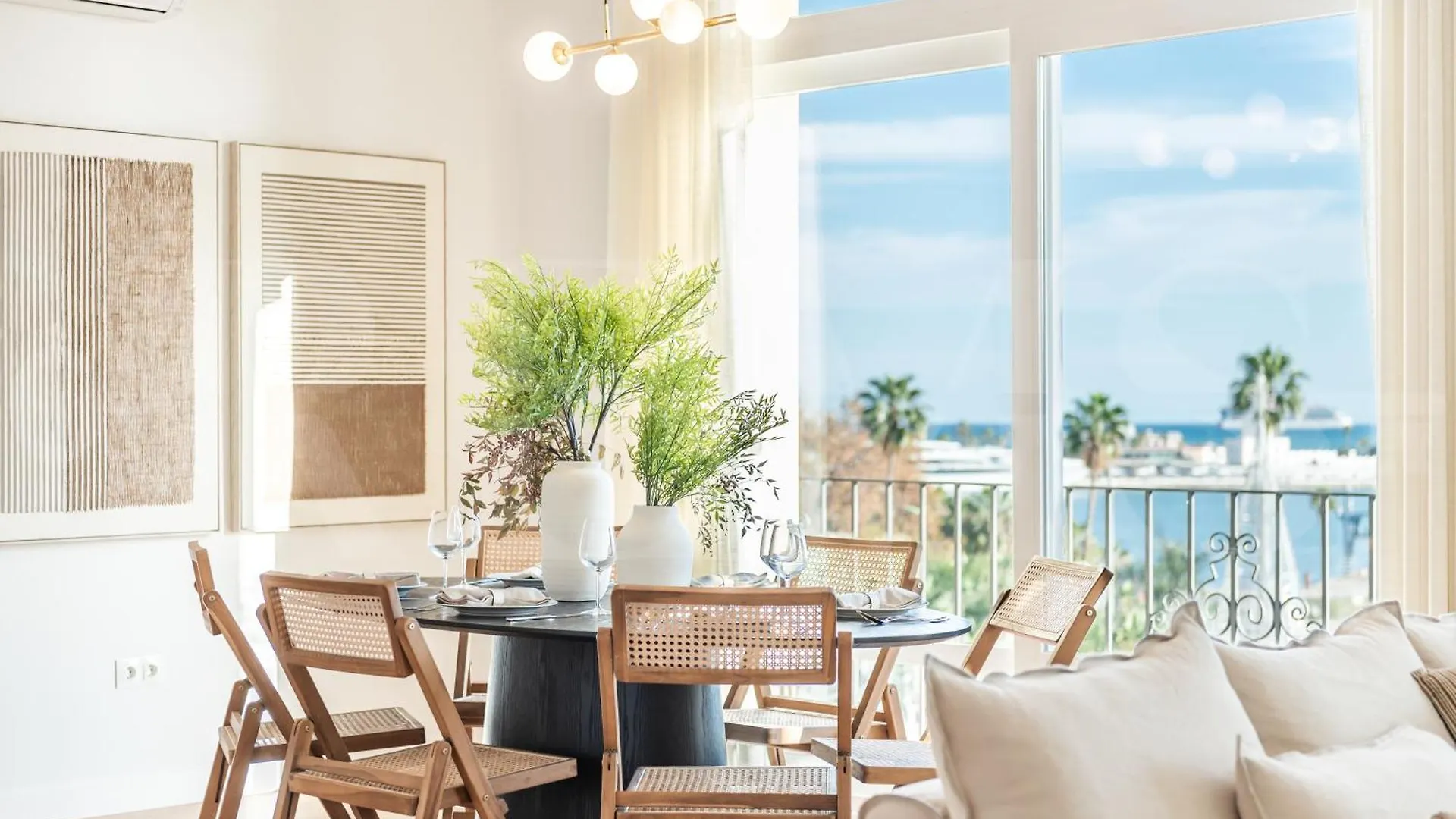 Elegant Coastal Charm With Unique Views By Rems Apartment Malaga
