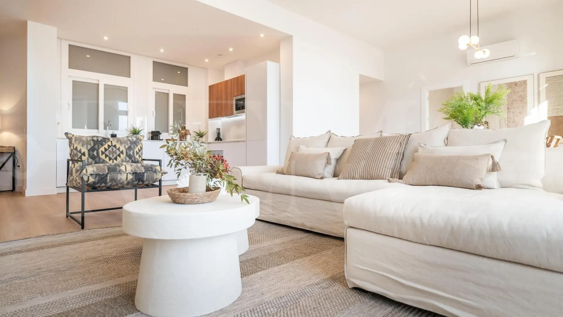 Elegant Coastal Charm With Unique Views By Rems Apartment Malaga Spain