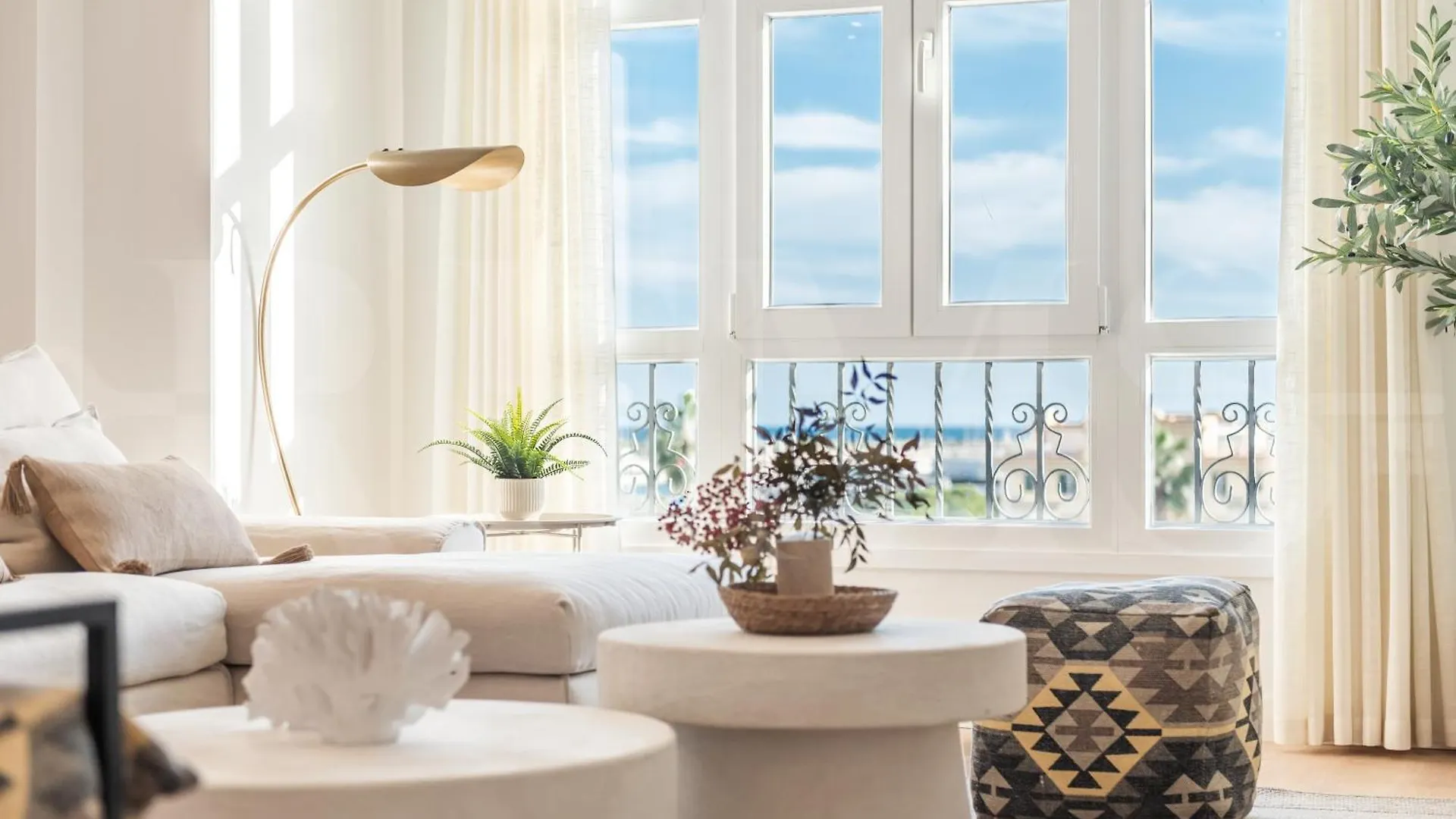 Elegant Coastal Charm With Unique Views By Rems Apartment Malaga