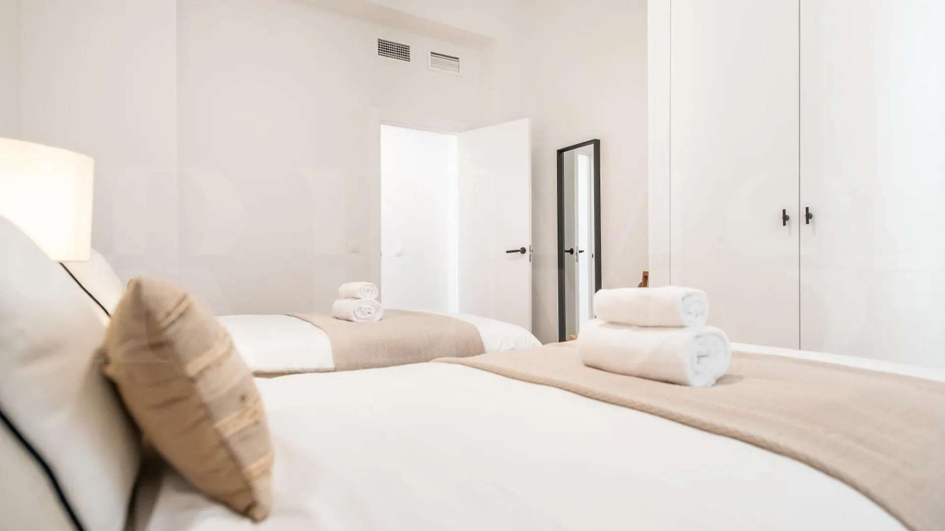 Elegant Coastal Charm With Unique Views By Rems Apartment Malaga 0*,