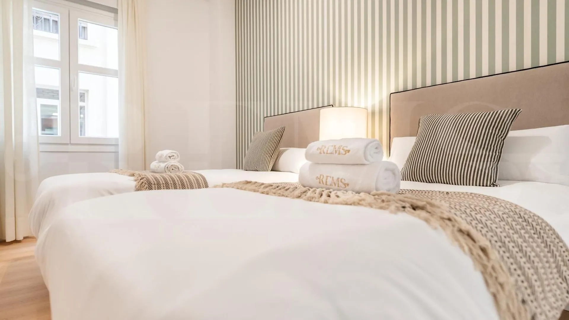 Elegant Coastal Charm With Unique Views By Rems Apartment Malaga