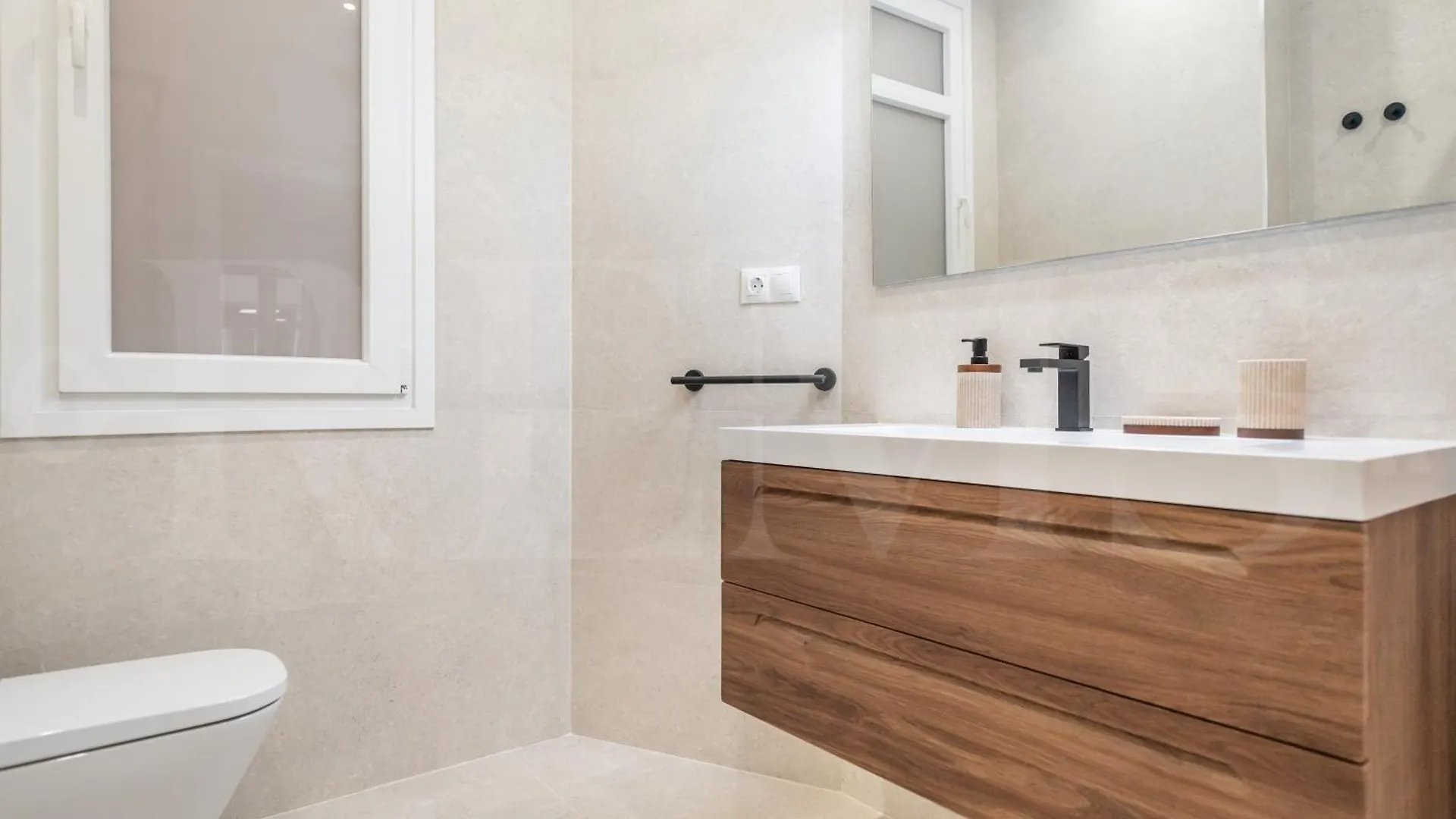 Elegant Coastal Charm With Unique Views By Rems Apartment Malaga