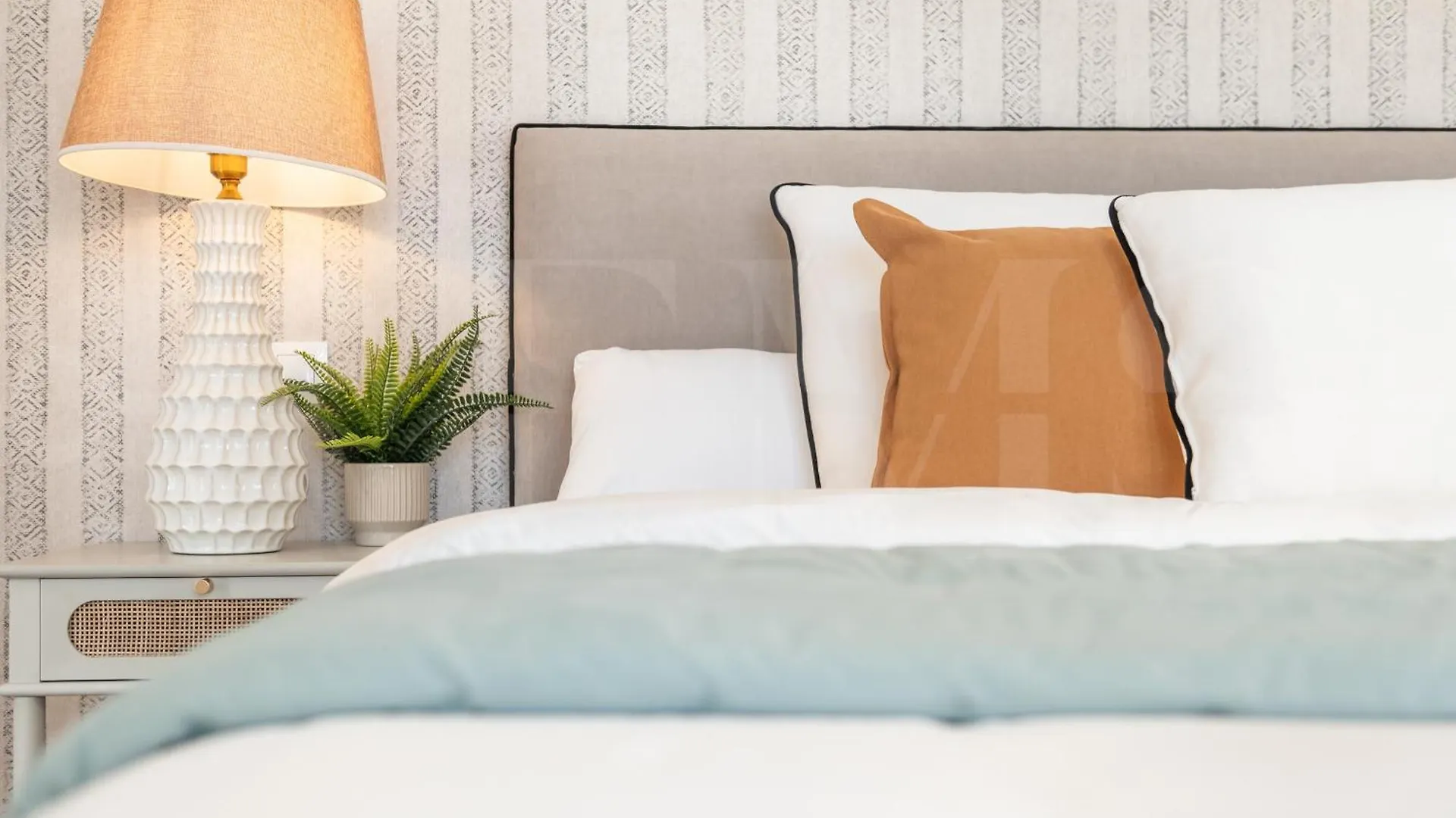 Elegant Coastal Charm With Unique Views By Rems Apartment Malaga