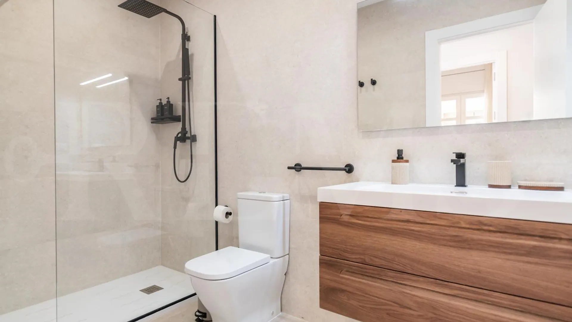 Elegant Coastal Charm With Unique Views By Rems Apartment Malaga