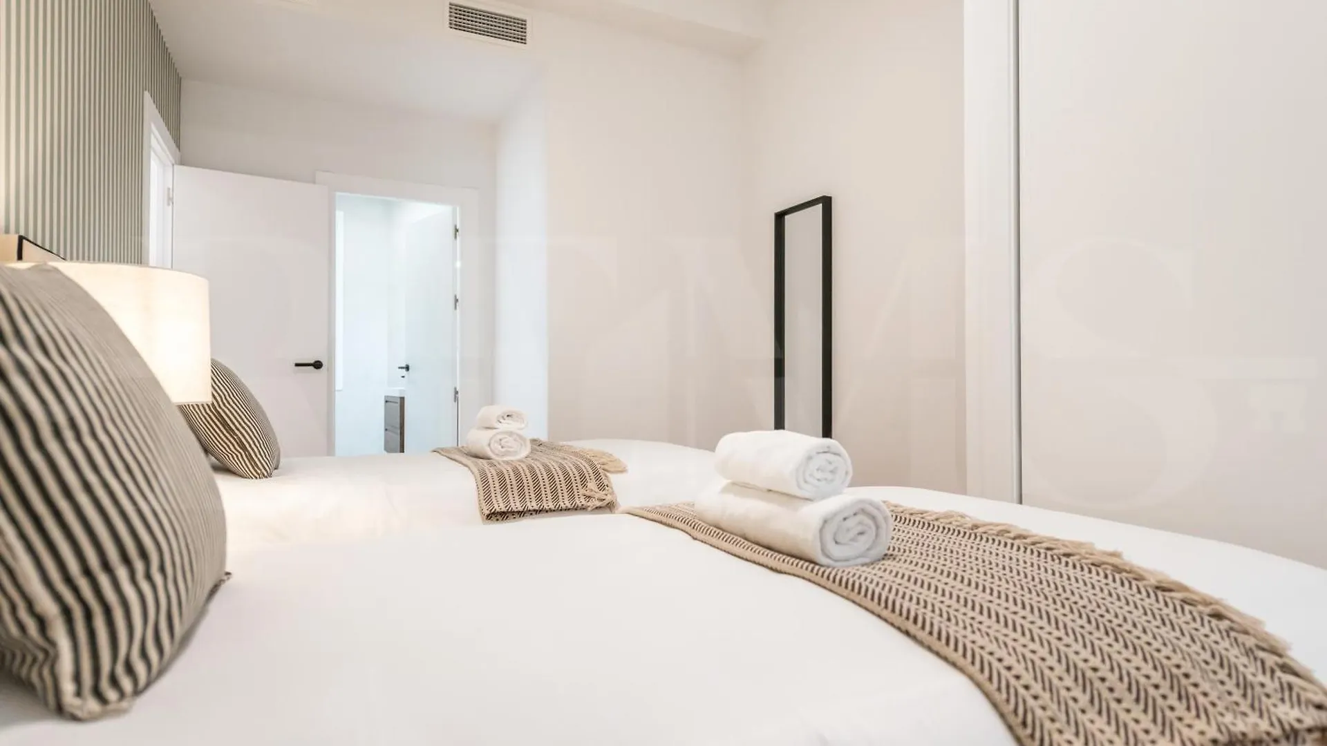 Elegant Coastal Charm With Unique Views By Rems Apartment Malaga