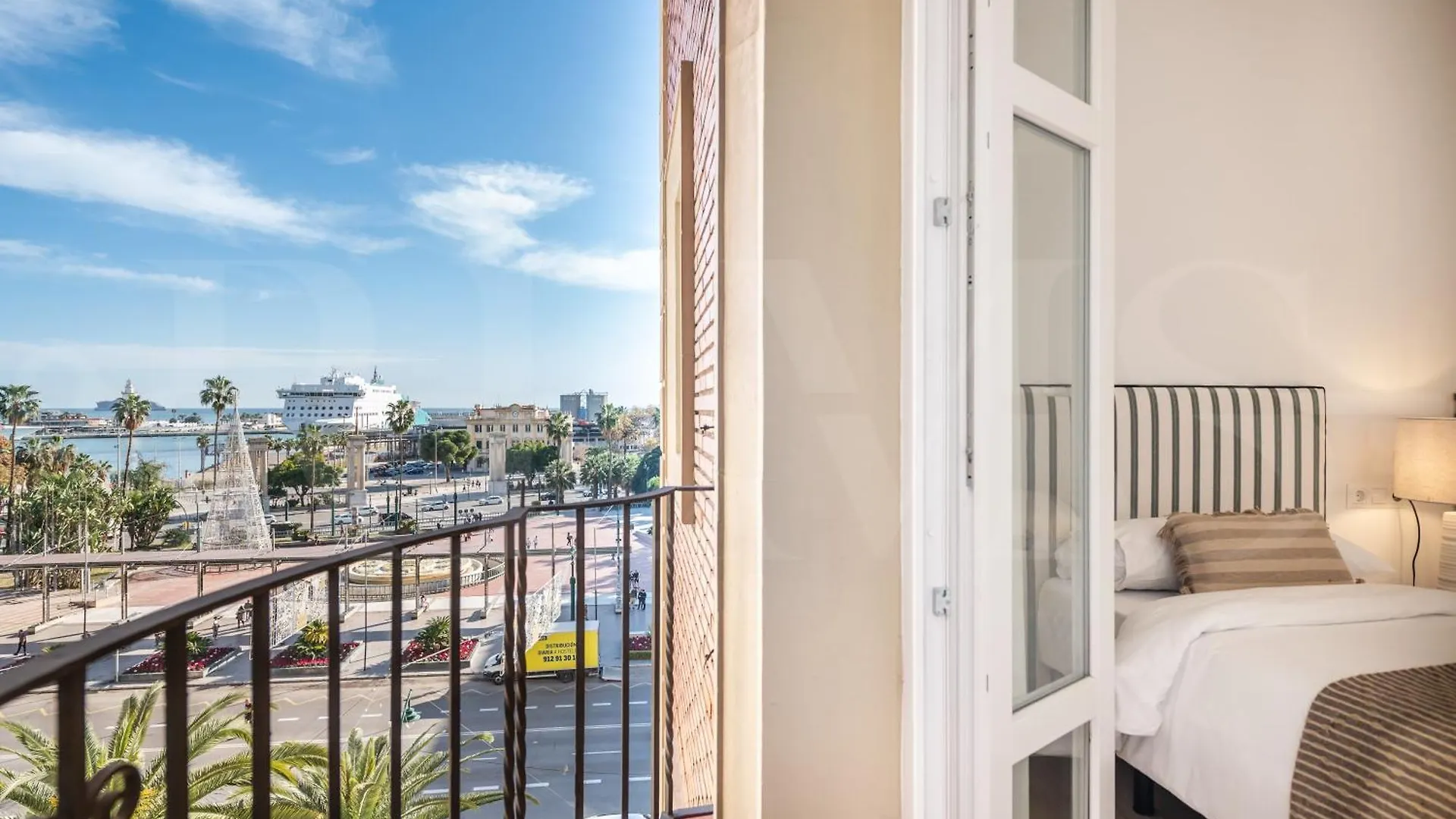 Elegant Coastal Charm With Unique Views By Rems Apartment Malaga