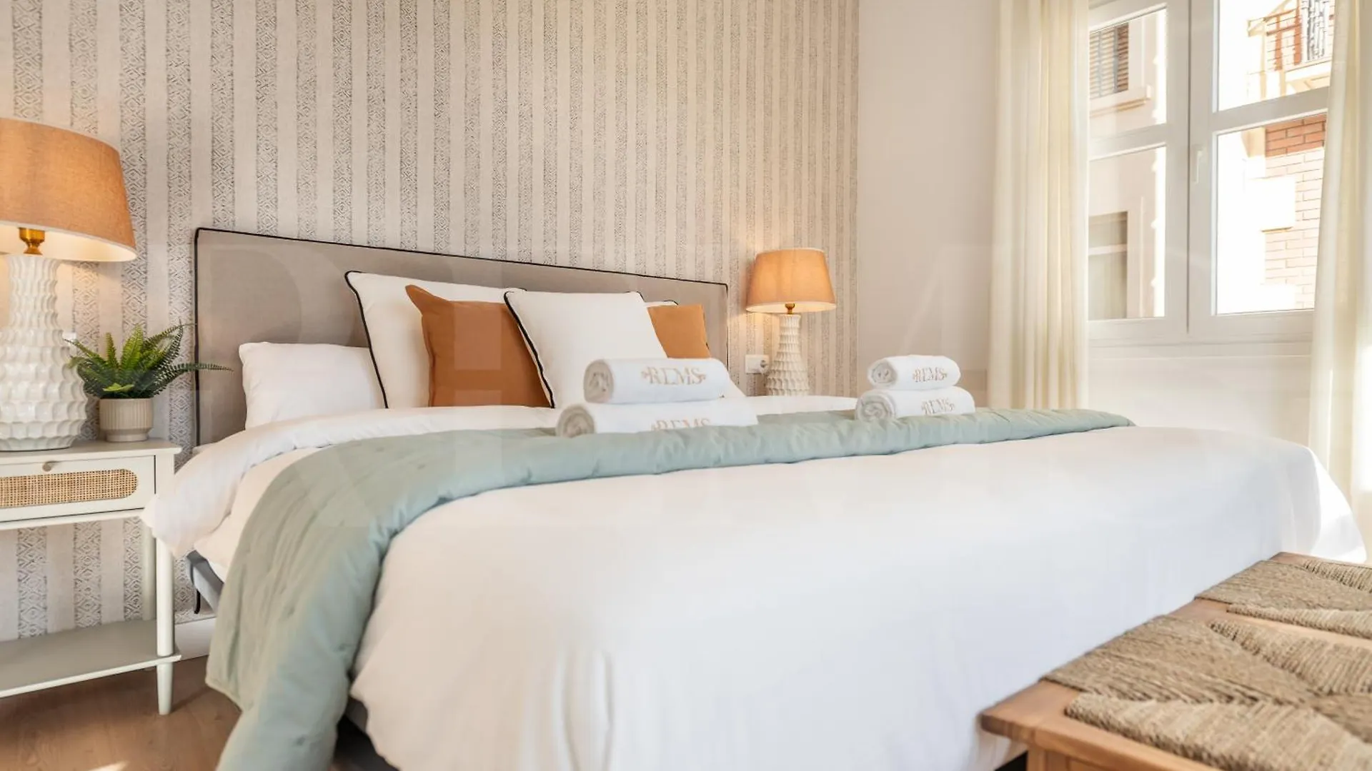 Elegant Coastal Charm With Unique Views By Rems Apartment Malaga