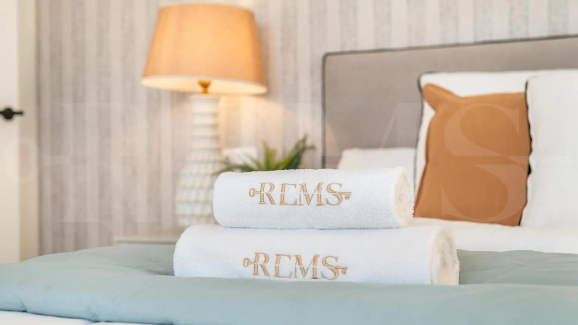 Elegant Coastal Charm With Unique Views By Rems Apartment Malaga 0*,
