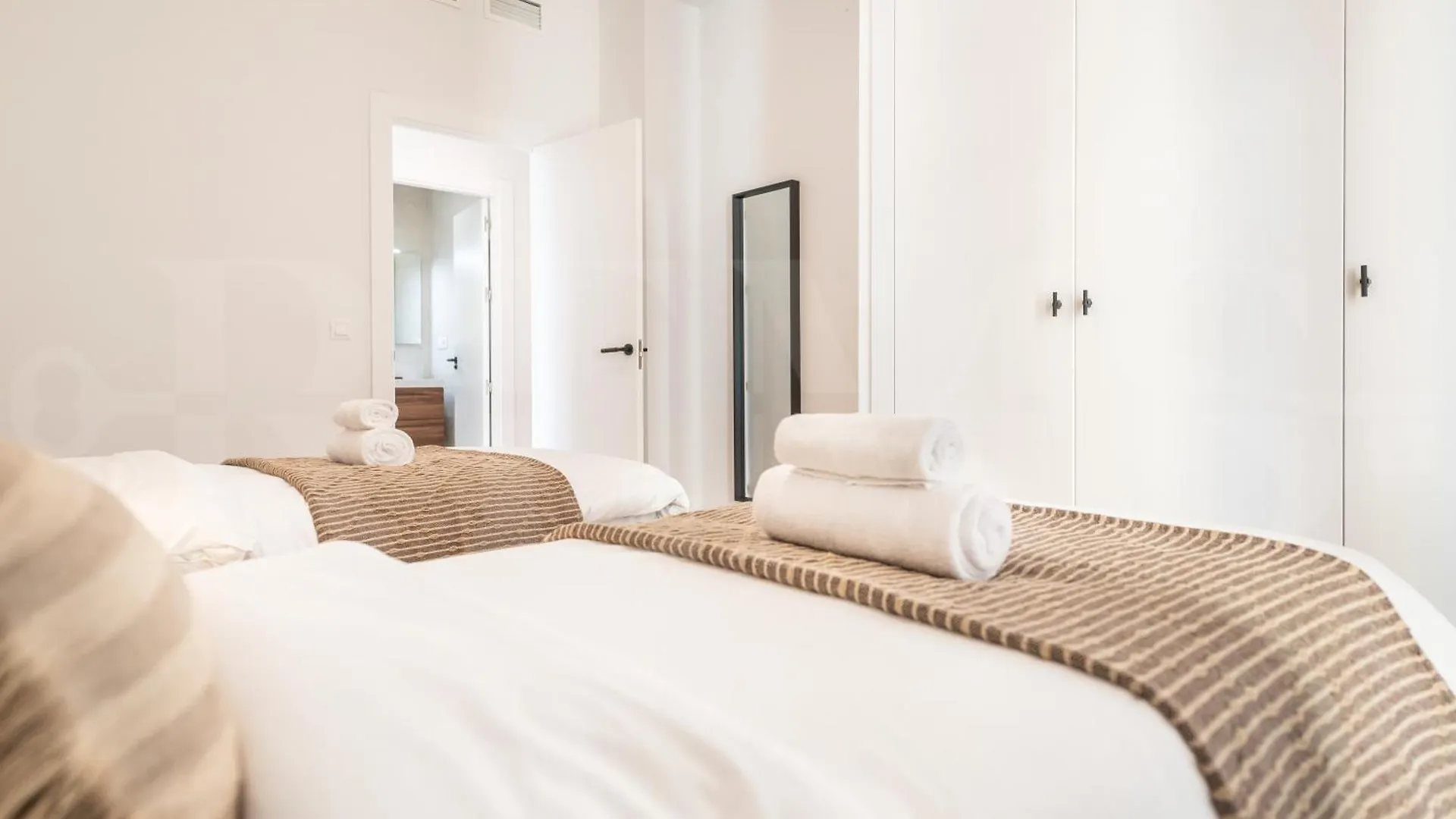 Elegant Coastal Charm With Unique Views By Rems Apartment Malaga